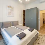 Elisabeth-e40 3 Bedroom Modern Appartement *